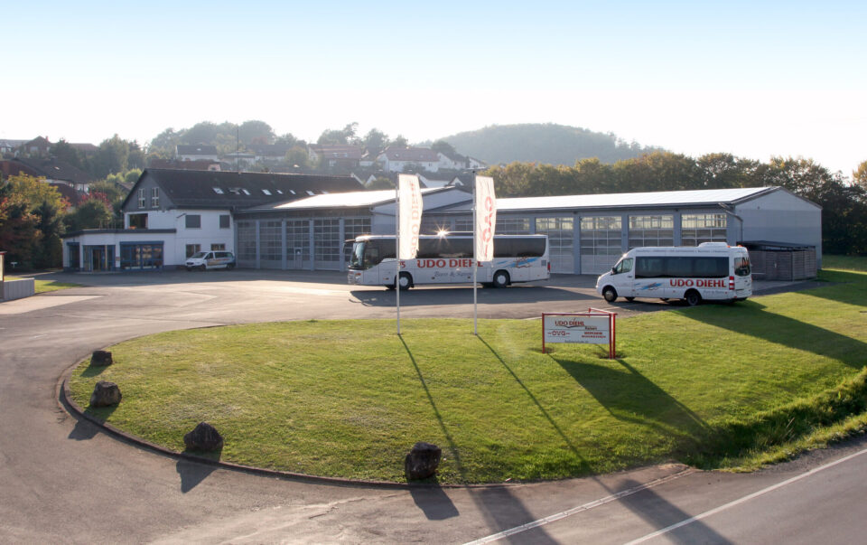 Busse vor Unternehmensgebäude