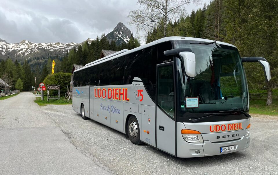 Reisebus von Udo Diehl vor Berglandschaft